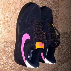 Nike Air Force 1 LV8 2 Black/Magic Flamingo